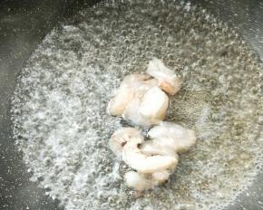 水烧开加料酒，倒入虾仁焯熟。