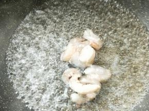 水烧开加料酒，倒入虾仁焯熟。