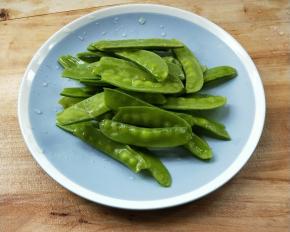 荷兰豆洗净，撕去两边硬丝。