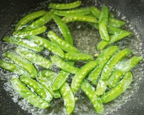 水烧开放少许盐，倒入荷兰豆，滴几滴食用油，焯烫熟捞出浸泡凉水中。