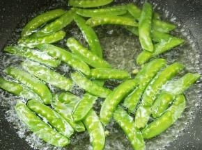 水烧开放少许盐，倒入荷兰豆，滴几滴食用油，焯烫熟捞出浸泡凉水中。