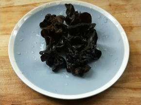 黑木耳泡软。