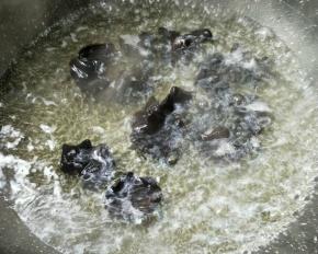 水烧开，放木耳焯烫熟。
