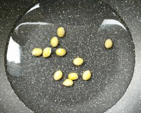 白果焯烫一下。