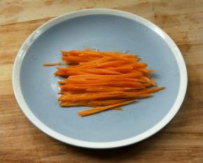 胡萝卜切细丝。