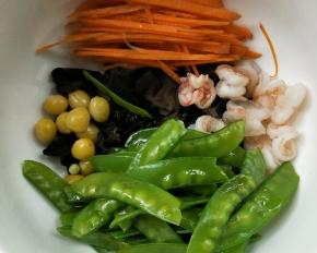 把虾仁，荷兰豆，白果，木耳，胡萝卜丝装盘。