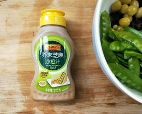 准备芥末芝麻沙拉汁。