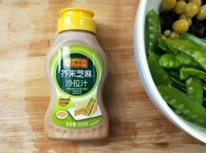 准备芥末芝麻沙拉汁。