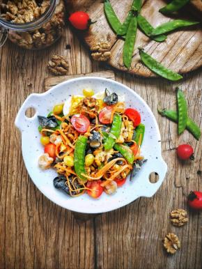 把鸡蛋，核桃，圣女果摆盘。