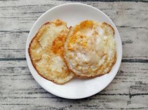 煎好的鸡蛋装盘子