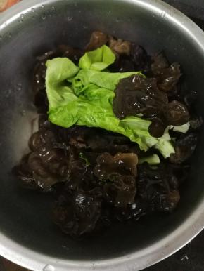 木耳提前泡发备用。