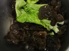 木耳提前泡发备用。