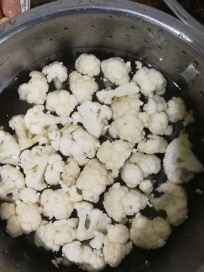 花菜掰成小块，用盐水泡一会。