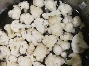 花菜掰成小块，用盐水泡一会。