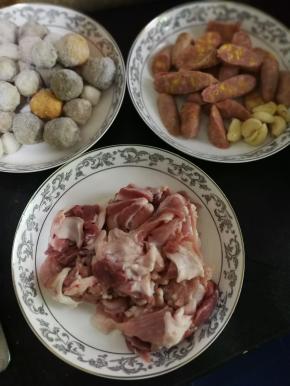 肉类原料装盘备好。