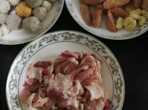肉类原料装盘备好。