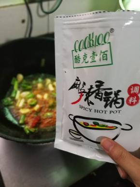 加入cook100的麻辣香锅调料（根据自己的口味，多少酌量）翻炒出香味