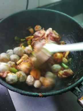 加入丸子，五花肉等肉菜翻炒一会