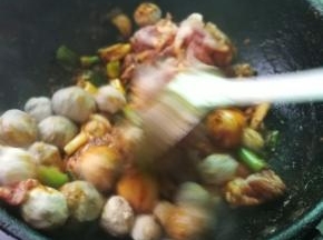 加入丸子，五花肉等肉菜翻炒一会
