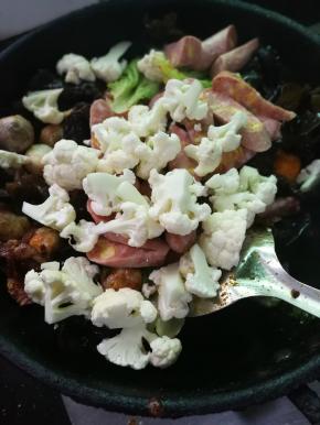 加入花菜，生菜等素菜一起翻炒