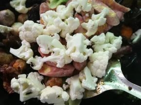 加入花菜，生菜等素菜一起翻炒
