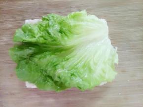 取出一张土司敷上一片生菜