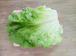 取出一张土司敷上一片生菜