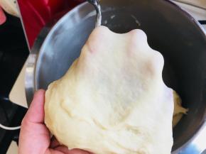 主面团，除黄油与盐之前的材料混合。在揉出粗膜时加入盐，高速打。然后加入黄油，出手膜。