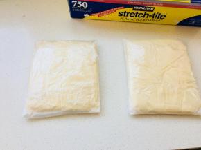 打好的面，用油纸包裹起来。按成长方形。包裹上保鲜膜，放入冰箱冷冻1个小时。