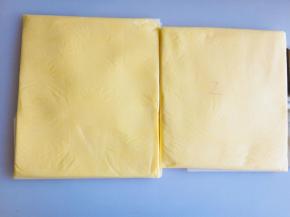 然后用油纸将黄油擀成长方形。放入冰箱冷藏备用。