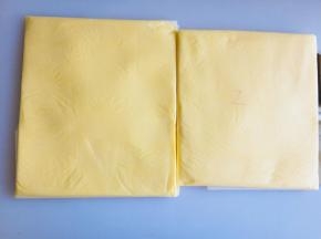 然后用油纸将黄油擀成长方形。放入冰箱冷藏备用。