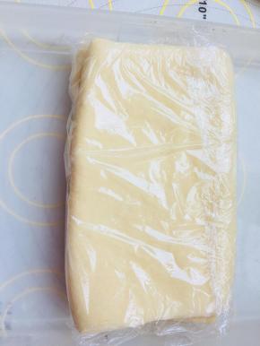 从冰箱取出后，重复之前过程，完成第二次四折的折叠，包裹保鲜膜放入冰箱冷冻15到20分钟。