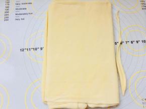 再次取出面团后，将它擀成上下长25厘米。宽16厘米的厚片。修掉两侧边缘。注意!这个尺寸是一个450吐司的量，如果你两个一起开的话，长度不变，宽度加宽即可。