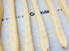 切成宽度2.5厘米左右的条。一共6条。开酥面朝上，轻轻按压一下。