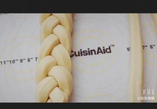 取3条编成辫子，这步兴高采烈的录了视频，忘记拍图了。见谅。