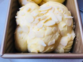 发酵好后，表面涂蛋液，撒上杏仁片。烤箱180度，40到50分钟。说下蛋液，1个鸡蛋，加入15毫升的淡奶油。这个是法式可讼蛋液的一个简化版。这个量是用不完的。可以减半制作。