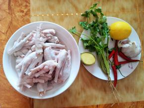 准备剪好指甲的鸡脚。香菜，辣椒，蒜头，姜片。柠檬