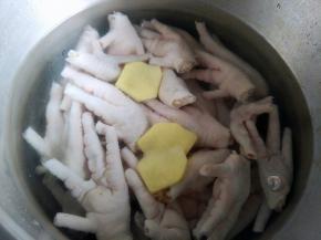 锅里放一锅水放进去鸡脚姜片