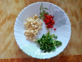 蒜头切蓉，香菜切蓉，辣椒切段