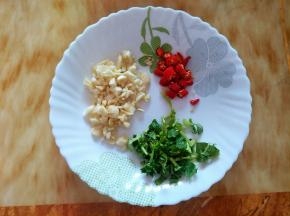 蒜头切蓉，香菜切蓉，辣椒切段