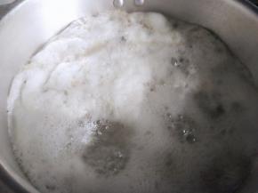 水开了，煮8-10分钟左右，浮出好多泡泡，都是脏东西