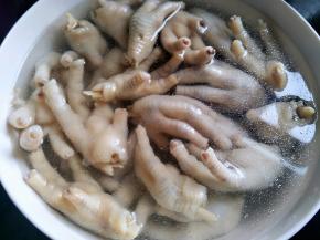 捞出鸡脚洗干净，放冷水或者冰水泡着，保持口感