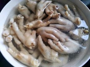 捞出鸡脚洗干净，放冷水或者冰水泡着，保持口感