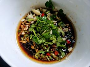 调味料放入辣椒香菜蒜蓉搅拌