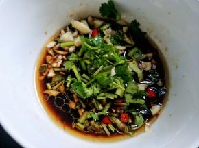 调味料放入辣椒香菜蒜蓉搅拌