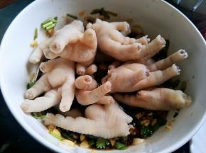 再放入鸡脚