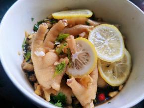 放上柠檬片，挤一些柠檬汁搅拌均匀。放冰箱冷藏几个小时。口感更好更入味