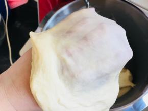 除黄油与盐之外的材料混合成团，出现粗膜时加入盐，高速搅打，然后加入黄油，揉出手膜。