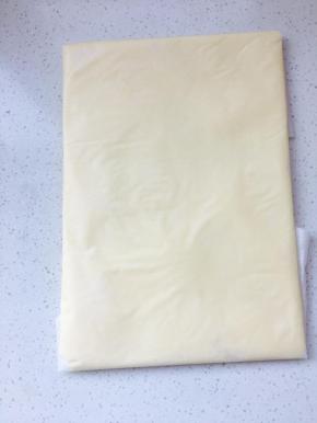 黄油125克一片，用油纸包好，放入冰箱冷藏备用。分开开酥，黄油分成2片。