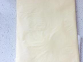 黄油125克一片，用油纸包好，放入冰箱冷藏备用。分开开酥，黄油分成2片。